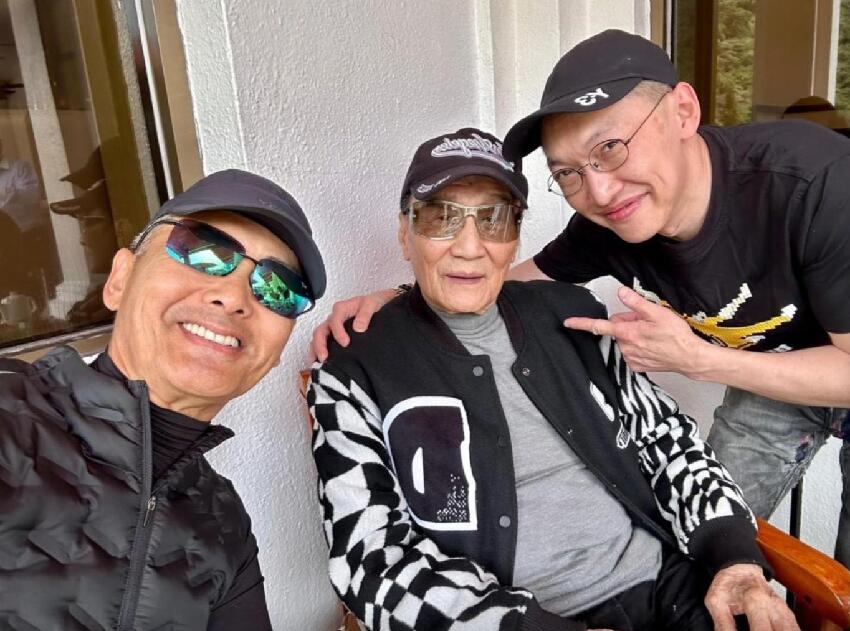 謝賢晚年居家照曝光，不戴墨鏡樣子和藹慈祥，親友輪流來豪宅探望