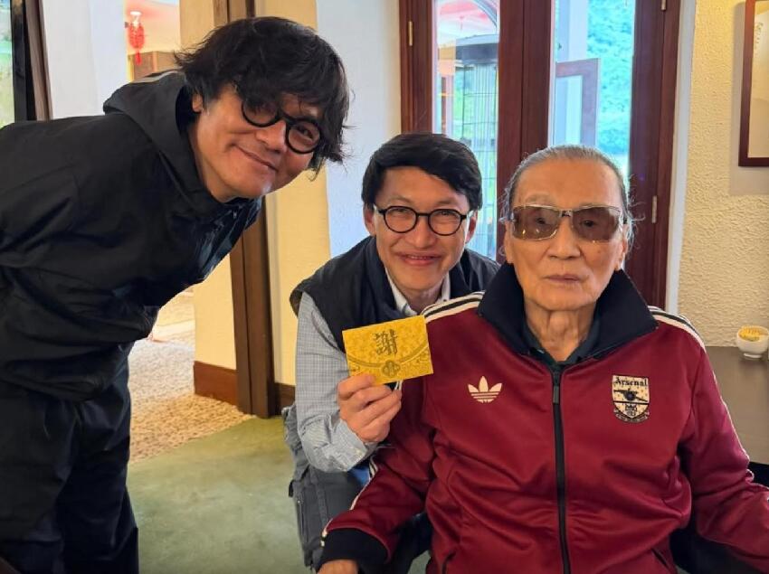 謝賢晚年居家照曝光，不戴墨鏡樣子和藹慈祥，親友輪流來豪宅探望