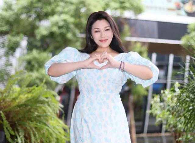 49歲香港知名女星宣布結婚！曾患乳癌，被拍到與吳君如弟弟約會疑當小三