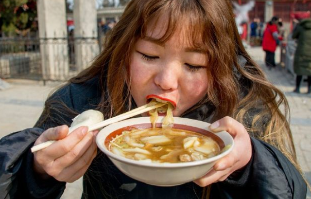 為了賺多點上夜班！老公「天天為我做飯」讓我下班吃　有天提早回家「看到餐桌上一幕」我結束6年婚姻