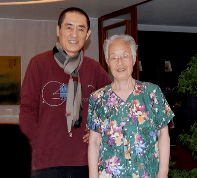 身價40億的張藝謀,他讓九旬老母獨居,兩個殘疾弟弟一個種地,一個修車,他為何不幫?