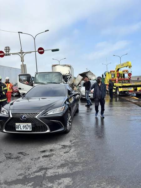 台61重大交通事故！6車連環追撞，驚悚畫面曝