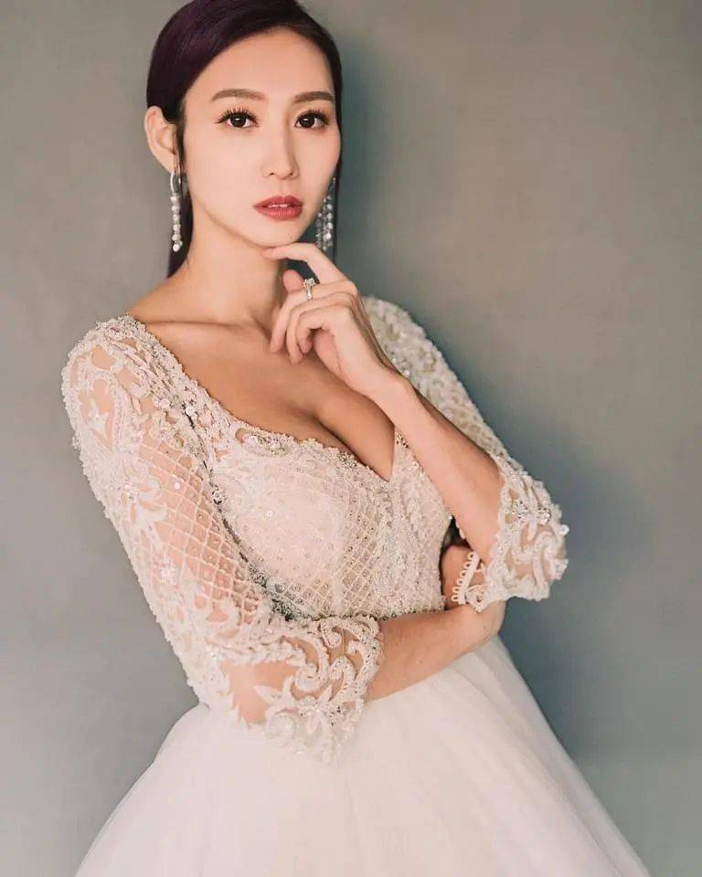 恭喜！39歲香港女星與破產老公奉子成婚，小6歲男友不介意當繼父！