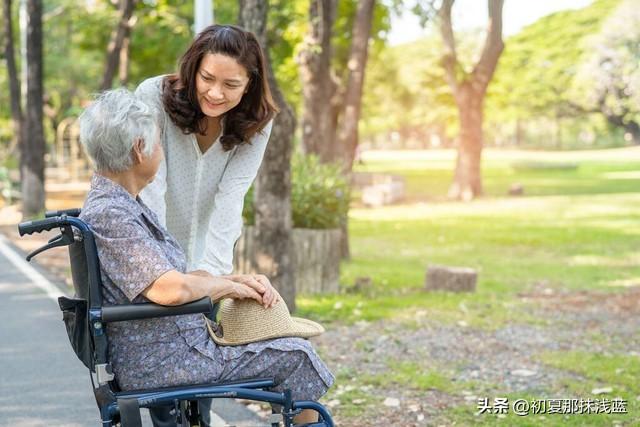 媽媽獨居住院！我心疼「接她來住我家照顧」　才住3天「我老公嫌棄她有老人味」我轉頭對婆婆說一句話