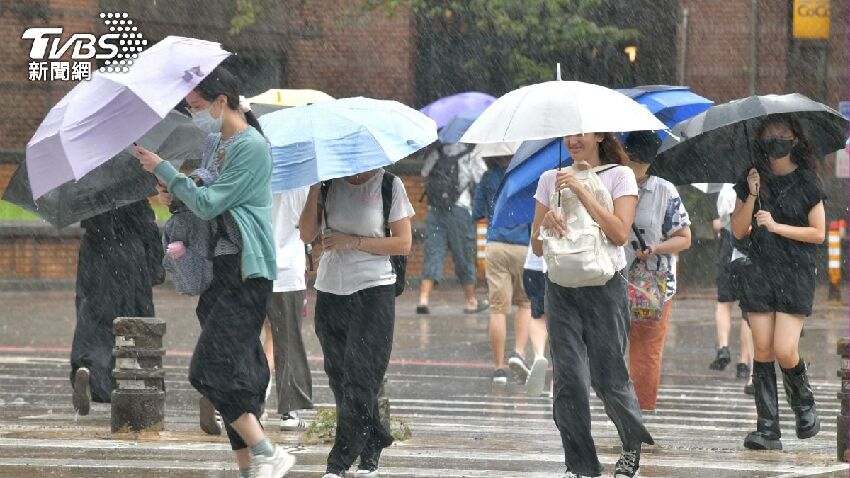 全台紅通通！明春雨狂灌「雨彈連炸72小時」　3預報齊示警「雨最猛地區曝光」