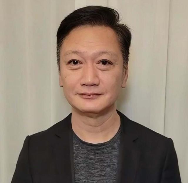恭喜!61歲香港知名男星秘密再婚,現任妻子容貌首次曝光