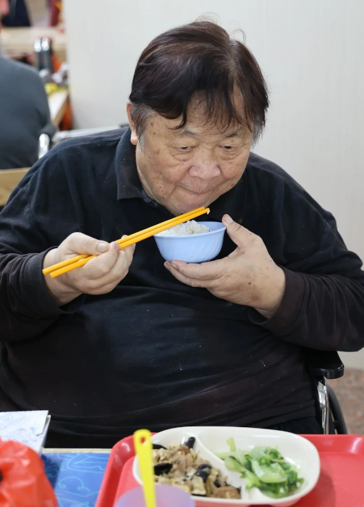 76歲老戲骨晚年凄涼，住養老院月領1.5萬救濟金，瘦54斤兒女不管