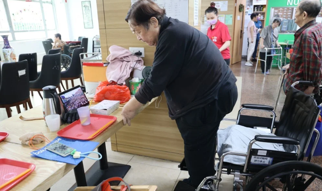 76歲老戲骨晚年凄涼，住養老院月領1.5萬救濟金，瘦54斤兒女不管