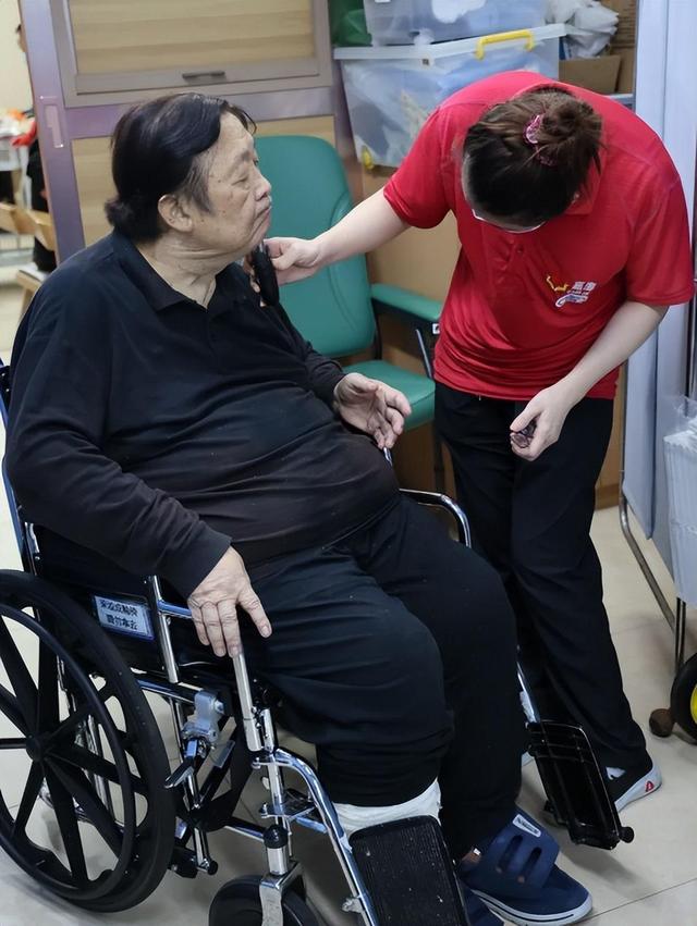 76歲老戲骨晚年凄涼，住養老院月領1.5萬救濟金，瘦54斤兒女不管