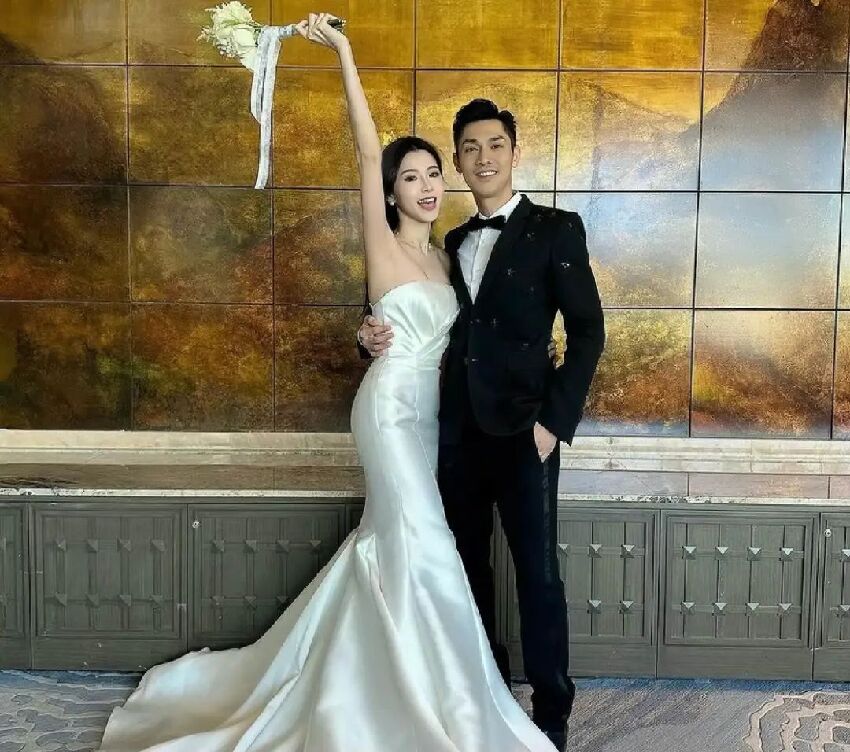 恭喜！香港知名富二代男星曬照宣布結婚，送一捆20萬現金被指炫富