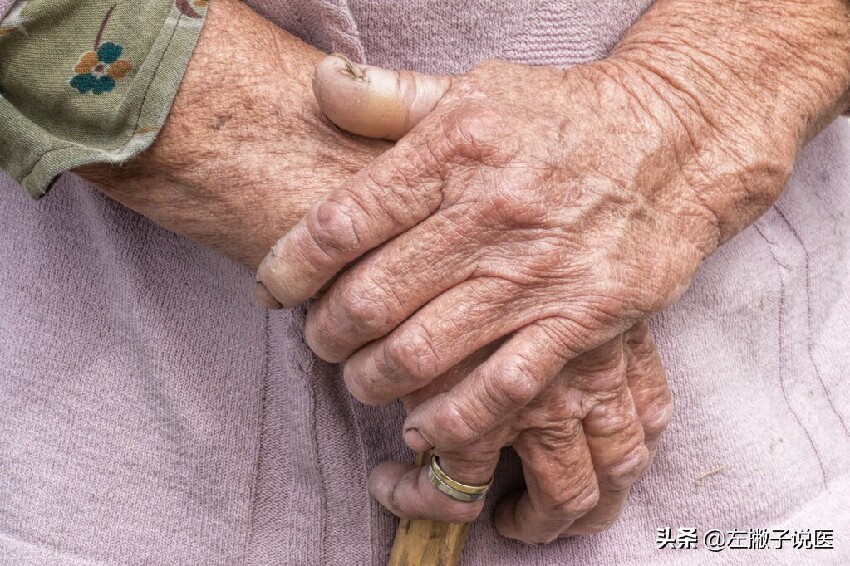 爲什麼人老了會有「老人味」？大爺身上味道重「被孫子嫌棄」　建議：50歲後堅持4個習慣「老了無異味」