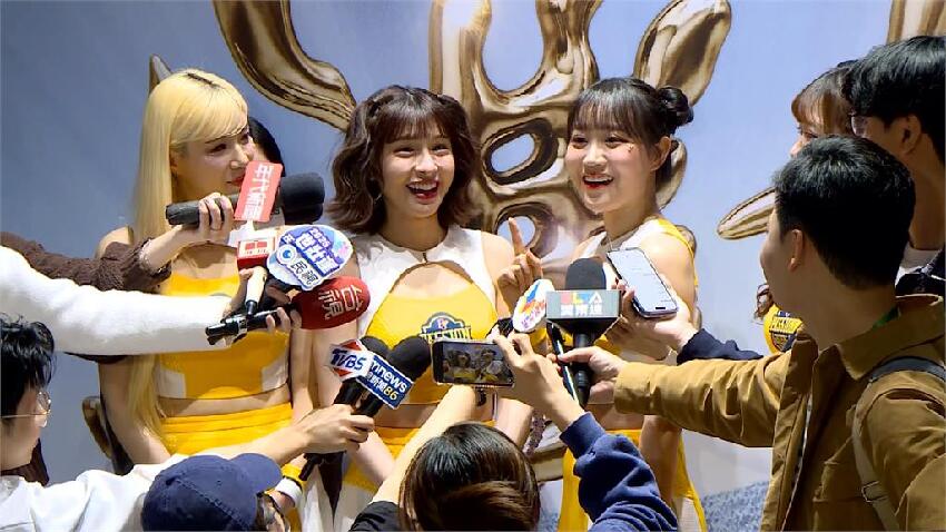 中職(圖)/中職開幕戰開打!兄弟啦啦隊女神峮峮、邊荷律曝休息室有趣互動