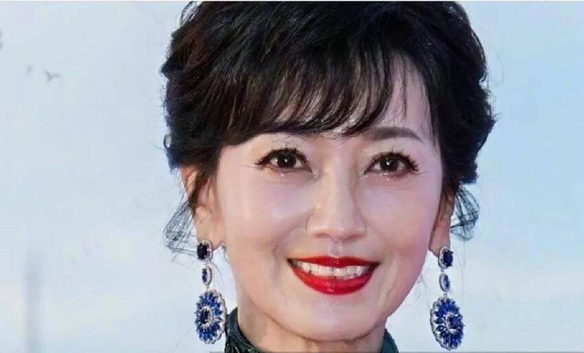 完勝年輕女星！61歲女星「頂白髮走紅毯」一現身驚豔全場　「真正優雅老去」無濾鏡修圖