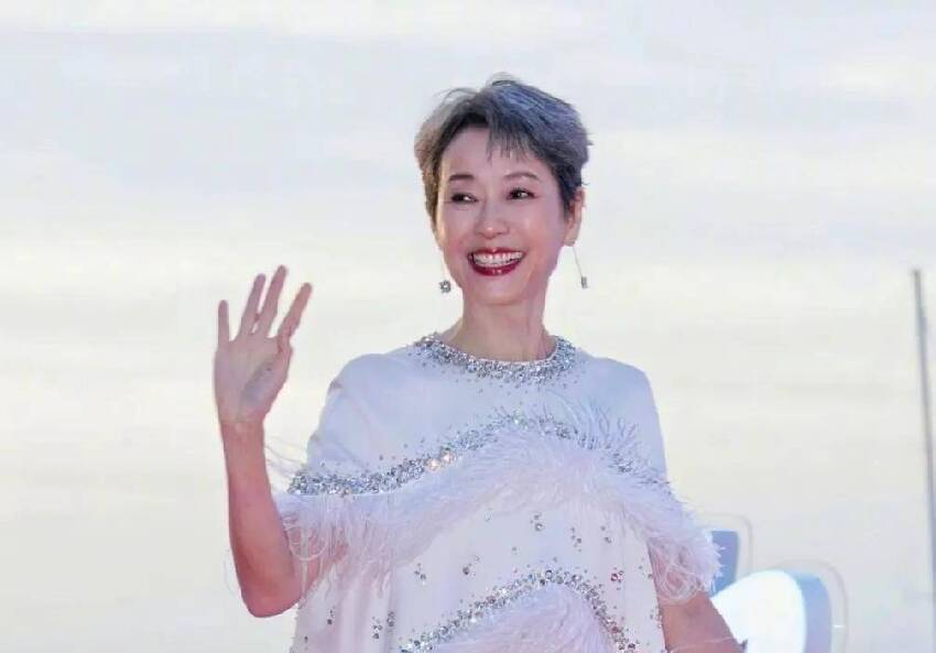 完勝年輕女星！61歲女星「頂白髮走紅毯」一現身驚豔全場　「真正優雅老去」無濾鏡修圖