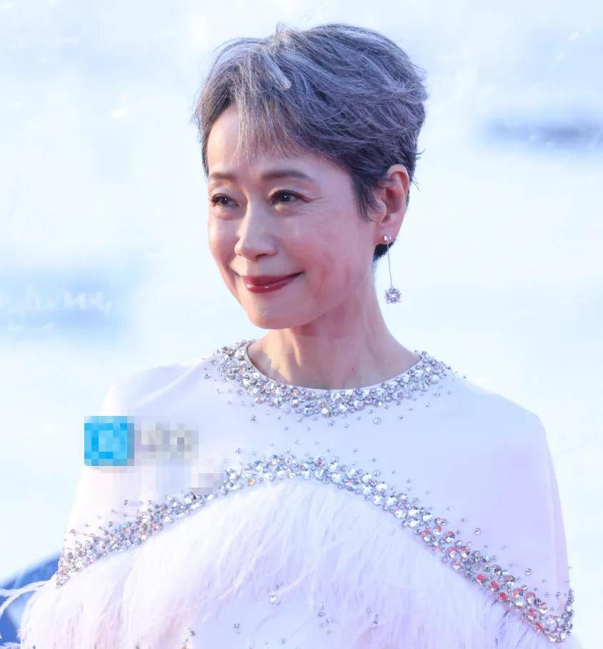 完勝年輕女星！61歲女星「頂白髮走紅毯」一現身驚豔全場　「真正優雅老去」無濾鏡修圖