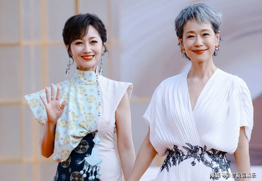 完勝年輕女星！61歲女星「頂白髮走紅毯」一現身驚豔全場　「真正優雅老去」無濾鏡修圖