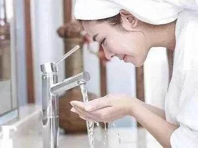 睡前千萬別沖冷水澡！專家分享夏季助眠5秘訣