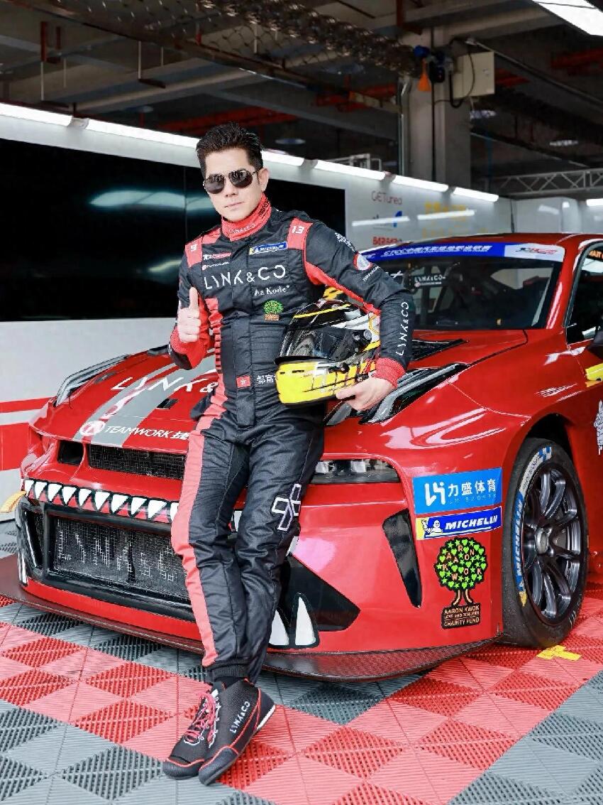 郭富城參加賽車，方媛帶倆女兒去現場支持，小公主顏值好高好漂亮