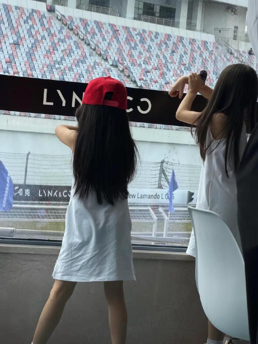 郭富城參加賽車，方媛帶倆女兒去現場支持，小公主顏值好高好漂亮