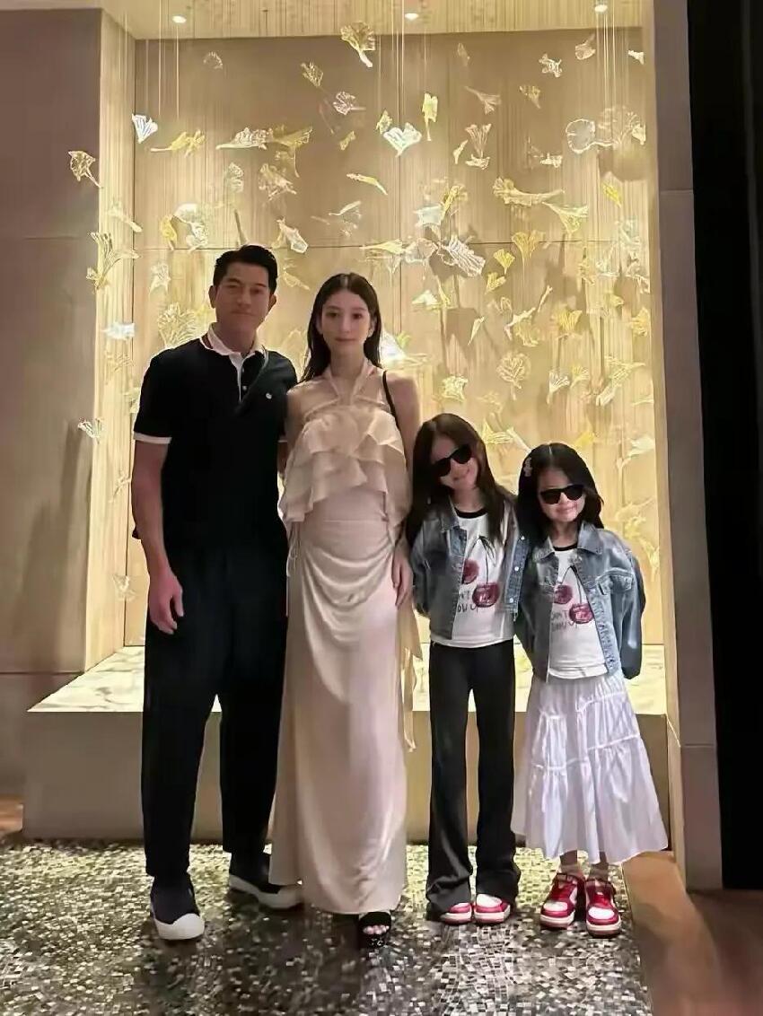 郭富城參加賽車，方媛帶倆女兒去現場支持，小公主顏值好高好漂亮