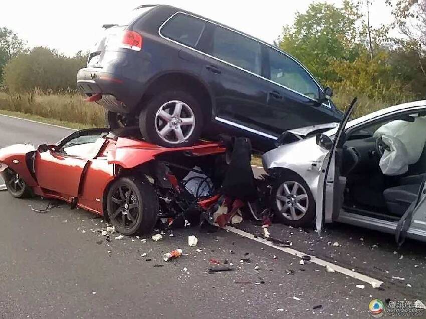 家中父親去世，三兄弟回來燒紙，全部被車撞死！