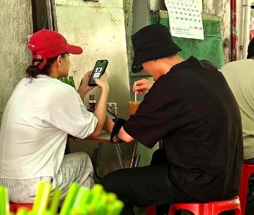 何超蓮竇驍結婚一年難得出門約會，衣著隨性像睡衣，吃飯人均50元