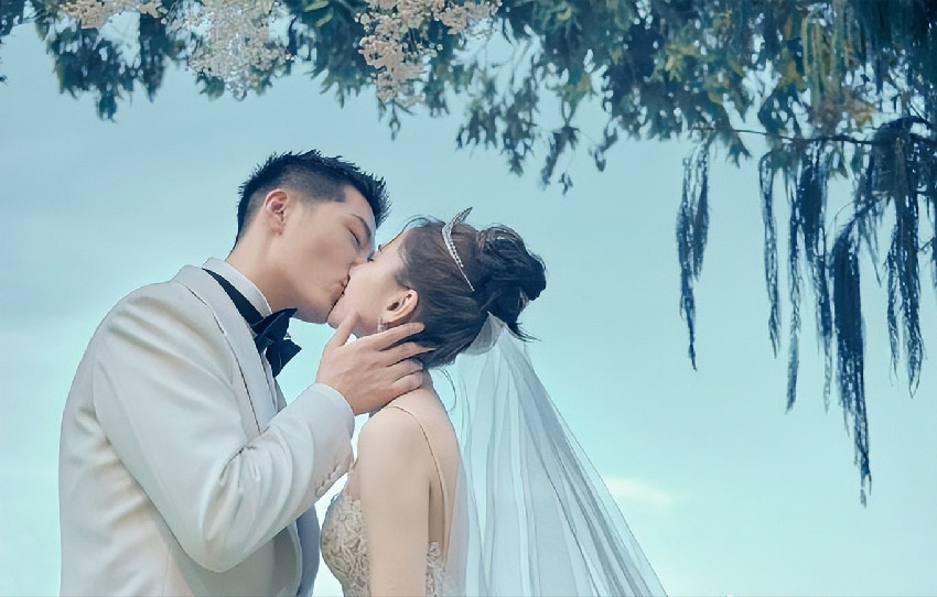 何超蓮竇驍結婚一年難得出門約會，衣著隨性像睡衣，吃飯人均50元