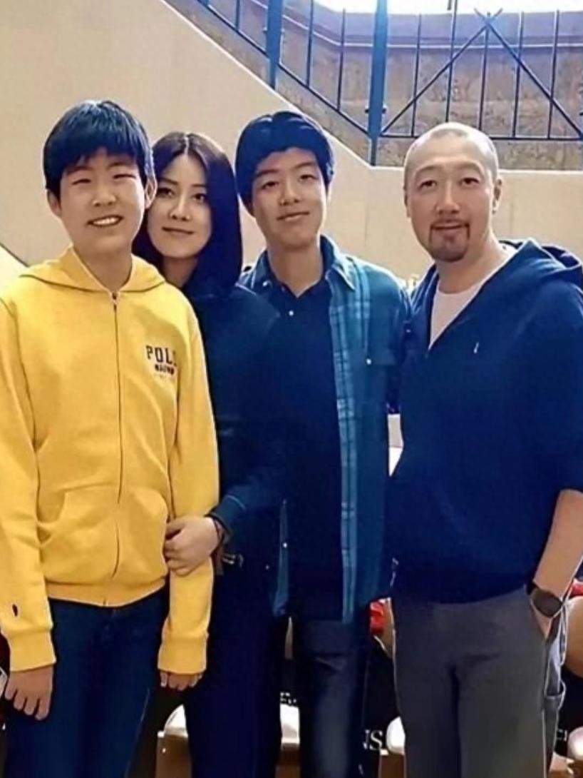 陳慧琳全家福罕曝光，倆兒子長得像父親，14歲次子身高超過母親