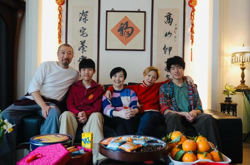 陳慧琳全家福罕曝光，倆兒子長得像父親，14歲次子身高超過母親