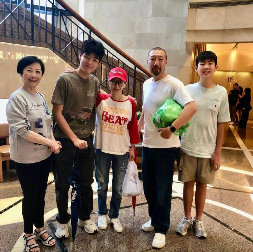 陳慧琳全家福罕曝光，倆兒子長得像父親，14歲次子身高超過母親