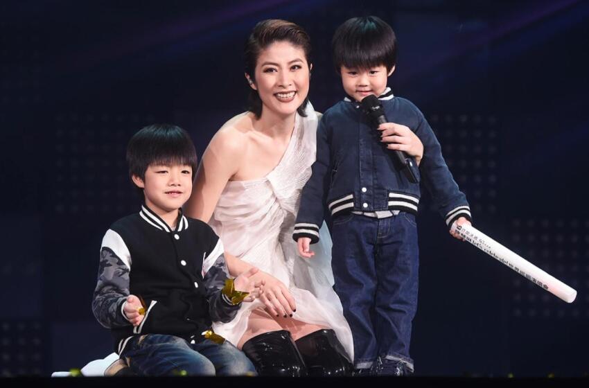 陳慧琳全家福罕曝光，倆兒子長得像父親，14歲次子身高超過母親