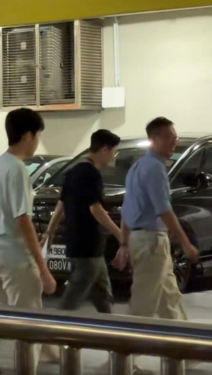 陳慧琳全家福罕曝光，倆兒子長得像父親，14歲次子身高超過母親