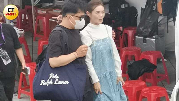 獨扛家計屢被傳婚變！NONO一審遭判2年　朱海君被拍「護花男牽手摟肩」身分曝光了