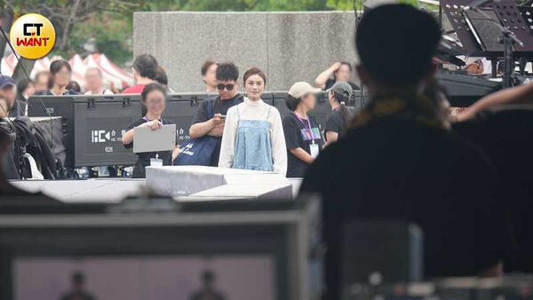 獨扛家計屢被傳婚變！NONO一審遭判2年　朱海君被拍「護花男牽手摟肩」身分曝光了