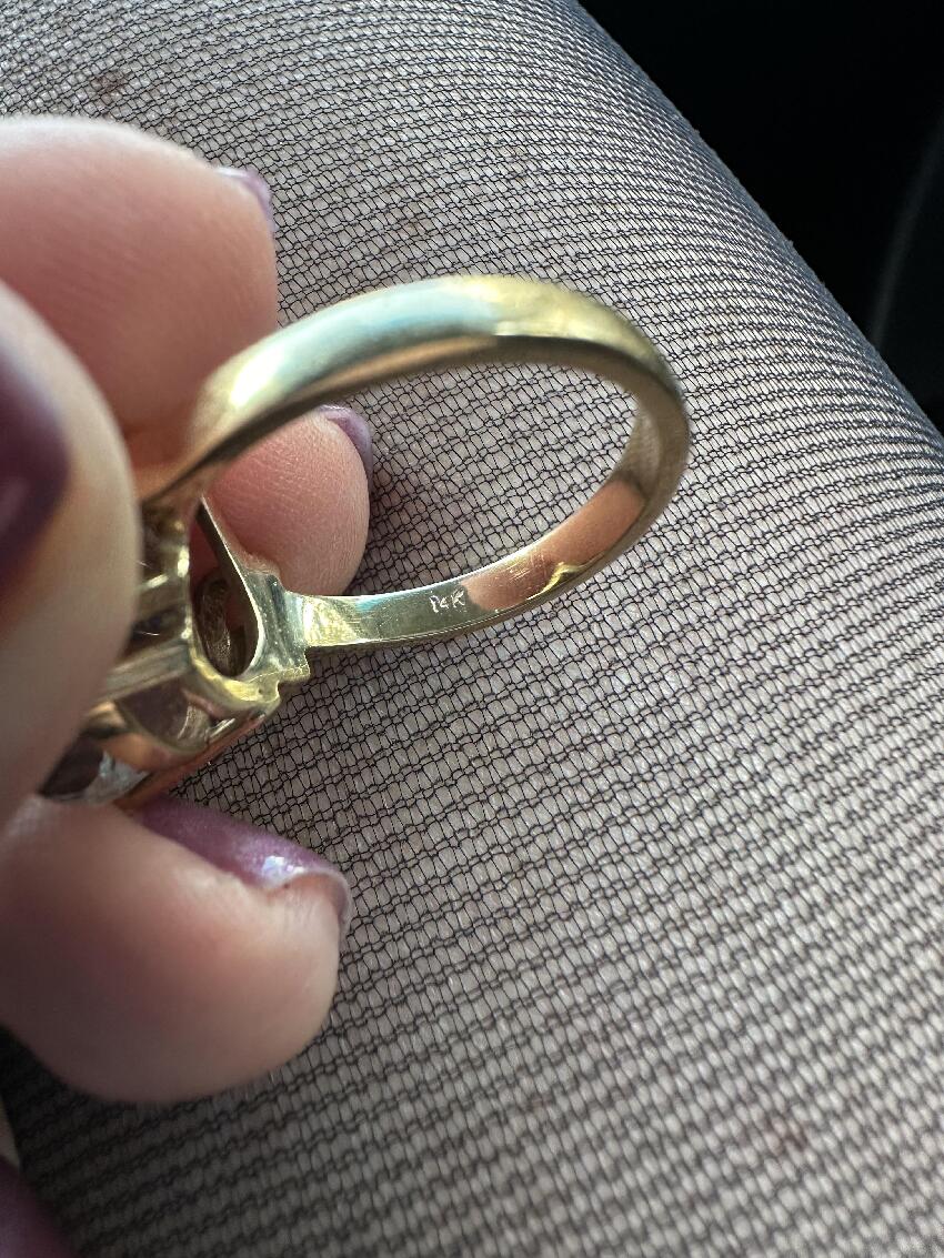 女人再「窮」也要戴一個金戒指，而且要戴在左手上，裡面大有講究