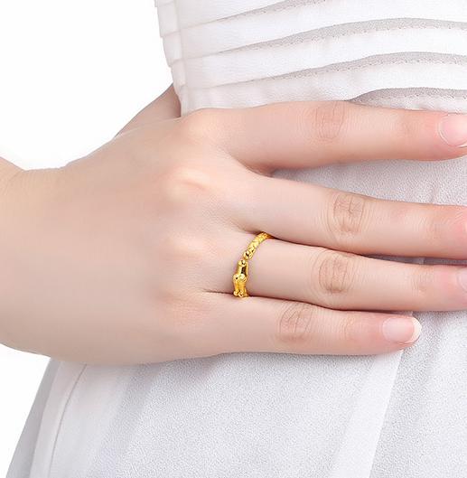 女人再「窮」也要戴一個金戒指，而且要戴在左手上，裡面大有講究