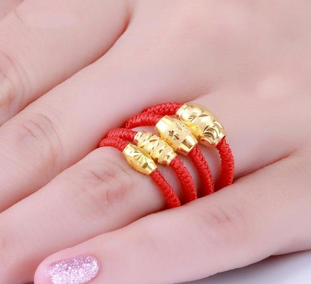 女人再「窮」也要戴一個金戒指，而且要戴在左手上，裡面大有講究