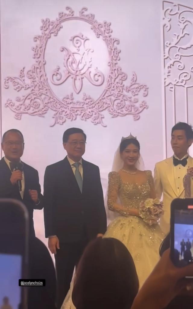 40億千金嫁了!超奢華婚禮曝「全身穿金戴銀」換7套禮服 宴請700人「老公遭起底是他」