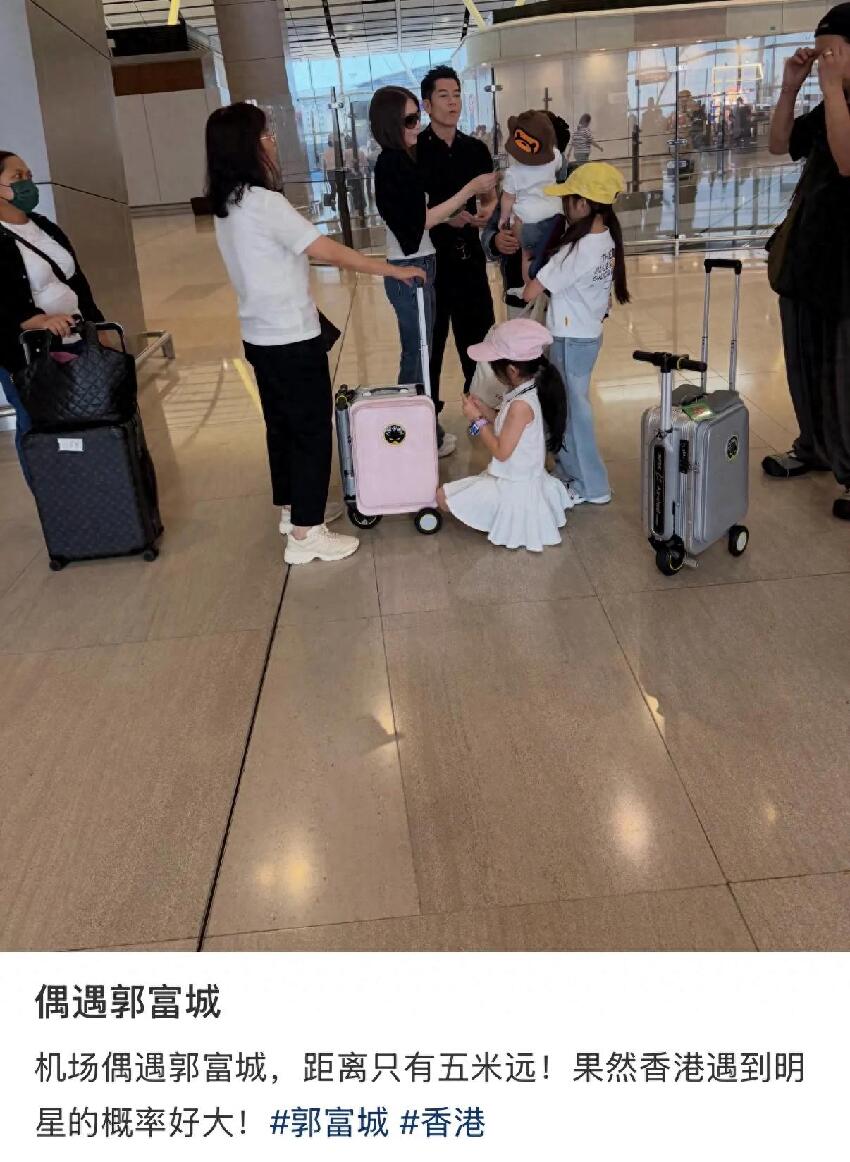偶遇郭富城方媛一家五口出行,三胎小女兒也在,其樂融融很有愛