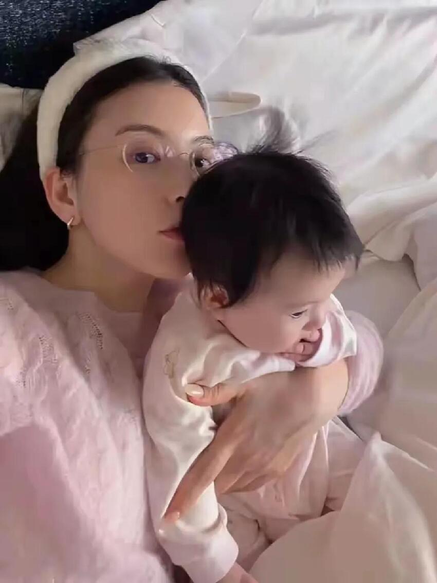 偶遇郭富城方媛一家五口出行,三胎小女兒也在,其樂融融很有愛