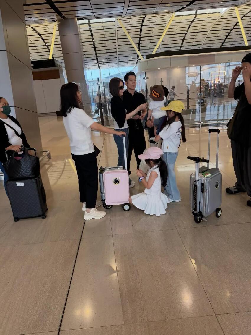 偶遇郭富城方媛一家五口出行,三胎小女兒也在,其樂融融很有愛