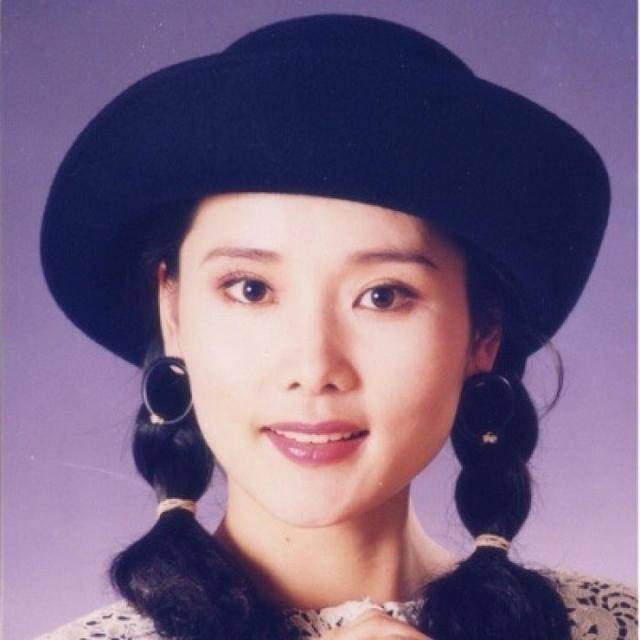 因長得太美無人敢追！父親為她「終生不娶」今被初戀獨寵33年「58歲近照不敢認」