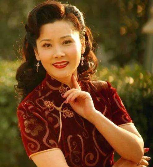 因長得太美無人敢追！父親為她「終生不娶」今被初戀獨寵33年「58歲近照不敢認」