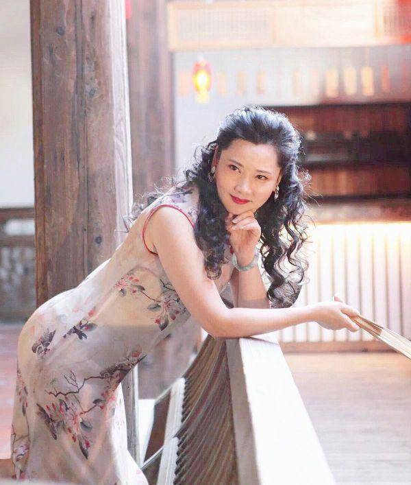 因長得太美無人敢追！父親為她「終生不娶」今被初戀獨寵33年「58歲近照不敢認」