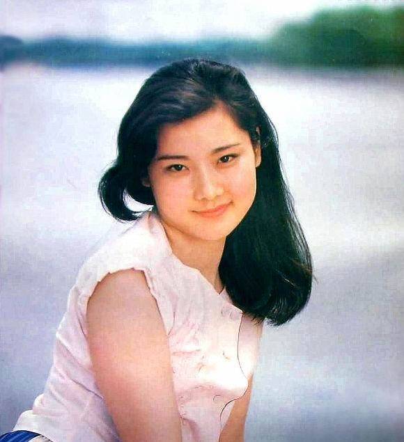 因長得太美無人敢追！父親為她「終生不娶」今被初戀獨寵33年「58歲近照不敢認」