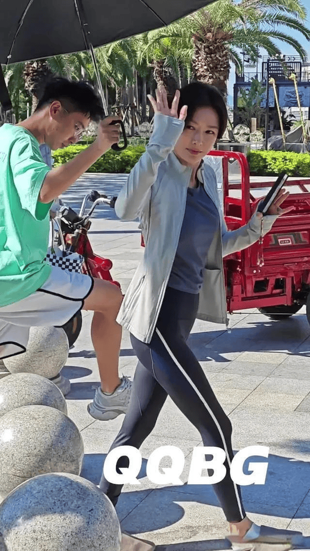 45歲秦嵐換個髮型像54歲,阿姨感太濃了,實在是認不出來