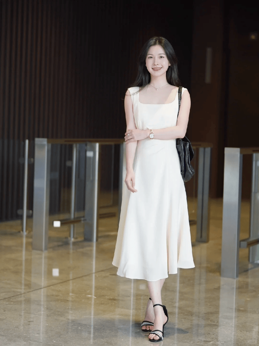 成熟女性初夏穿搭秘籍:簡約優雅,輕鬆打造高級感