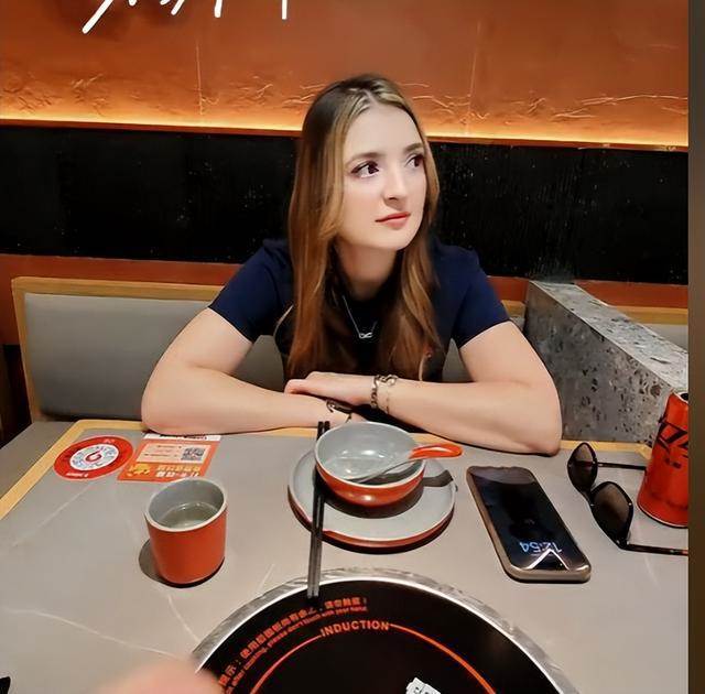 英國女醫生「網戀中國小鮮肉」22天閃婚，生下混血兒「第2年果真發生慘劇」：真的太衝動