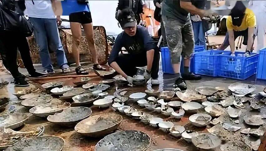 江蘇村民在荒郊發現一輛白色轎車,走近發現車內4人坐著一動不動,嚇得趕緊報警
