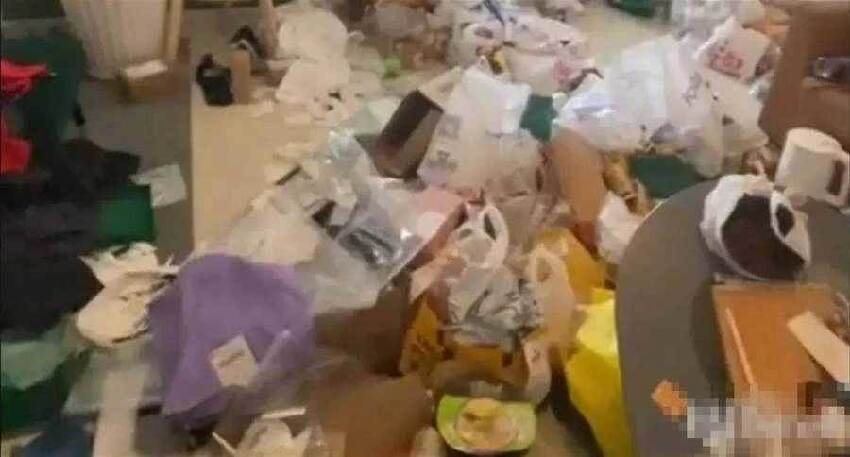漂亮女孩租民宿兩月後，欠8天房租突然「失聯」，房東上門發現門鎖被換，進去一看當場哭出來